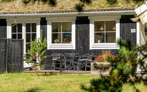 Eimi - 1.5Km from the Sea: Dak, Huis, Deur, Verblijf, Schaduw, Siding, Werf, Landgoed, Backyard