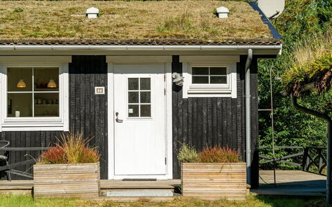 Eimi - 1.5Km from the Sea: Dak, Huis, Deur, Verblijf, Schaduw, Siding, Werf, Landgoed, Backyard