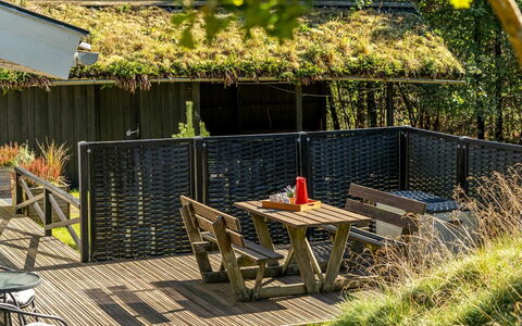 Eimi - 1.5Km from the Sea: Dak, Huis, Deur, Verblijf, Schaduw, Siding, Werf, Landgoed, Backyard