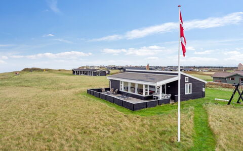 Dyri - 75M from the Sea: Hout, Dak, Architectuur, Huis, Huis, Verblijf, Siding, Hardwood, Helling, Landgoed