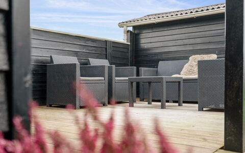 Dyri - 75M from the Sea: Hout, Dak, Architectuur, Huis, Huis, Verblijf, Siding, Hardwood, Helling, Landgoed