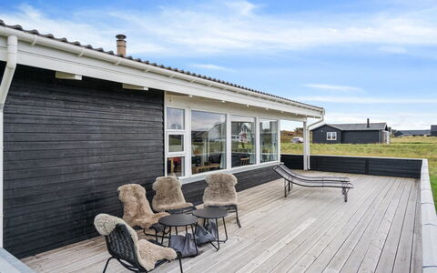 Dyri - 75M from the Sea: Hout, Dak, Architectuur, Huis, Huis, Verblijf, Siding, Hardwood, Helling, Landgoed