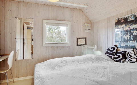 Annli - 1.5Km from the Sea: Slaapkamer, Hout, Bed, Interieur Ontwerp, Plafond, Laken, Bedding, Flooring, Meubilair, Huis