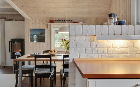 Annli - 1.5Km from the Sea: Meubilair, Flooring, Interieur Ontwerp, Hout, Keuken, Verdieping, Lichte Inrichting, Countertop, Plafond, Verlichting