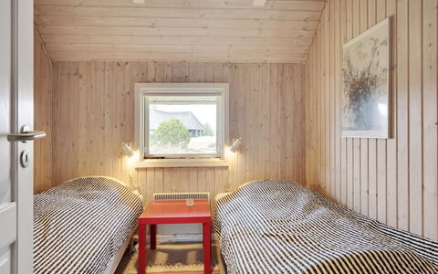 Annli - 1.5Km from the Sea: Muur, Slaapkamer, Hout, Bed, Verdieping, Interieur Ontwerp, Plafond, Flooring, Laken, Bedding