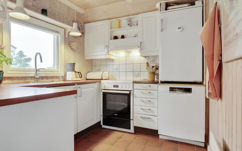 Annli - 1.5Km from the Sea: Keuken, Toestel Van De Keuken, Countertop, Flooring, Major Appliance, Interieur Ontwerp, Cabinetry, Hout, Huishoudapparatuur, Verdieping