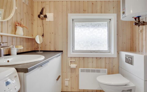 Annli - 1.5Km from the Sea: Muur, Hout, Loodgieterswerkinrichting, Flooring, Verdieping, Wastafel, Interieur Ontwerp, Badkamer, Kraan, Loodgieter