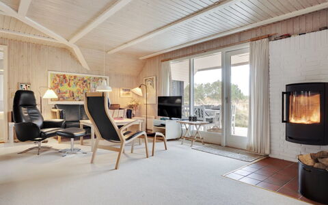 Annli - 1.5Km from the Sea: Interieur Ontwerp, Meubilair, Flooring, Hout, Plafond, Verdieping, Woonkamer, Kamer, Stoel, Huis