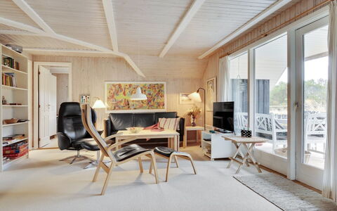 Annli - 1.5Km from the Sea: Hout, Interieur Ontwerp, Meubilair, Plafond, Flooring, Verdieping, Houten Vloer, Stoel, Huis, Woonkamer