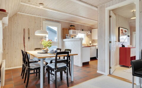 Annli - 1.5Km from the Sea: Meubilair, Flooring, Interieur Ontwerp, Verdieping, Hout, Plafond, Keuken En Eettafel, Eetkamer, Stoel, Kamer