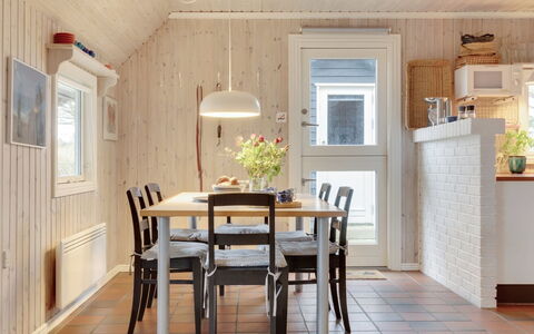 Annli - 1.5Km from the Sea: Meubilair, Interieur Ontwerp, Flooring, Muur, Verdieping, Hout, Lichte Inrichting, Plafond, Eetkamer, Keuken En Eettafel