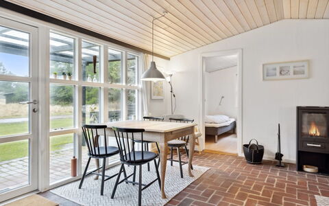 Thekla - 3Km from the Sea: Struik, Stedelijk Ontwerp, Groundcover, Steen, Appartement, Landgoed, Metselwerk, Balkon, Landscaping