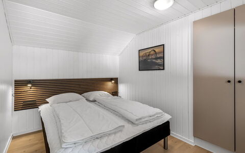 Sylvi - 1.7Km from the Sea: Hout, Plafond, Interieur Ontwerp, Slaapkamer, Verdieping, Bed, Flooring, Laken, Bed Frame, Bedding
