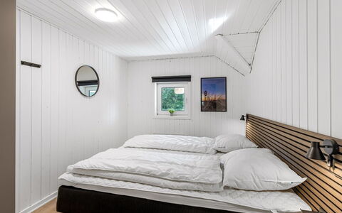 Sylvi - 1.7Km from the Sea: Hout, Plafond, Slaapkamer, Interieur Ontwerp, Flooring, Bed, Verdieping, Bedding, Bed Frame, Laken