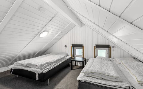 Sylvi - 1.7Km from the Sea: Hout, Slaapkamer, Plafond, Verdieping, Interieur Ontwerp, Huis, Bed, Bedding, Laken, Bed Frame