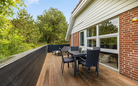 Sylvi - 1.7Km from the Sea: Hout, Hardwood, Beits, Dek, Houten Vloer, Plank, Veranda, Siding, Schaduw, Buitenmeubels