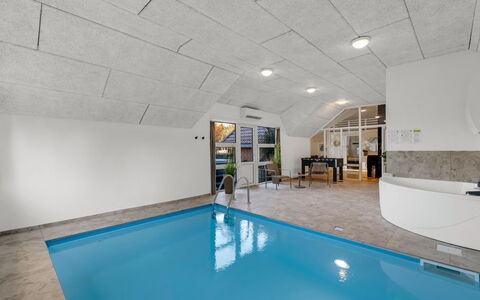 Sylvi - 1.7Km from the Sea: Woongebied, Struik, Huis, Huis, Tuin, Landgoed, Schaduw, Landscaping, Gazon