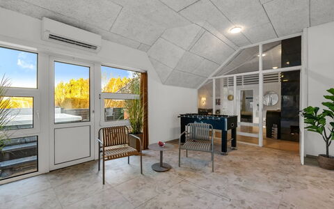 Sylvi - 1.7Km from the Sea: Woongebied, Struik, Huis, Huis, Tuin, Landgoed, Schaduw, Landscaping, Gazon