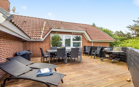 Sylvi - 1.7Km from the Sea: Woongebied, Struik, Huis, Huis, Tuin, Landgoed, Schaduw, Landscaping, Gazon