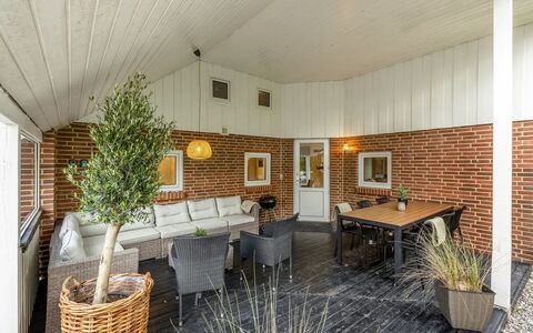 Sylvi - 1.7Km from the Sea: Woongebied, Struik, Huis, Huis, Tuin, Landgoed, Schaduw, Landscaping, Gazon