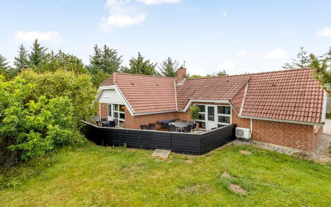 Sylvi - 1.7Km from the Sea: Woongebied, Struik, Huis, Huis, Tuin, Landgoed, Schaduw, Landscaping, Gazon