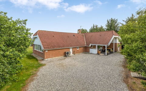 Sylvi - 1.7Km from the Sea: Woongebied, Struik, Huis, Huis, Tuin, Landgoed, Schaduw, Landscaping, Gazon