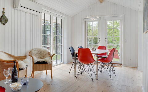 Ansberga - 1Km from the Sea: Flooring, Hout, Interieur Ontwerp, Meubilair, Houten Vloer, Verdieping, Huis, Plafond, Stoel, Woonkamer