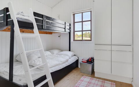 Ansberga - 1Km from the Sea: Stapelbed, Hout, Verdieping, Slaapkamer, Interieur Ontwerp, Flooring, Bed, Plafond, Slaapzaal, Appartement