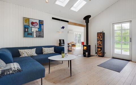 Ansberga - 1Km from the Sea: Hout, Flooring, Huis, Verdieping, Houten Vloer, Interieur Ontwerp, Meubilair, Woonkamer, Plafond