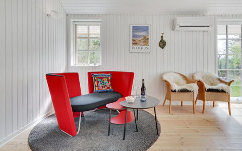 Ansberga - 1Km from the Sea: Meubilair, Interieur Ontwerp, Flooring, Verdieping, Hout, Tafel, Woonkamer, Houten Vloer, Huis, Verlichting