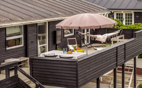 Athina - 200M from the Sea: Hout, Meubilair, Buitenmeubels, Veranda, Buitentafel, Dak, Huis, Dek, Hardwood, Stoel