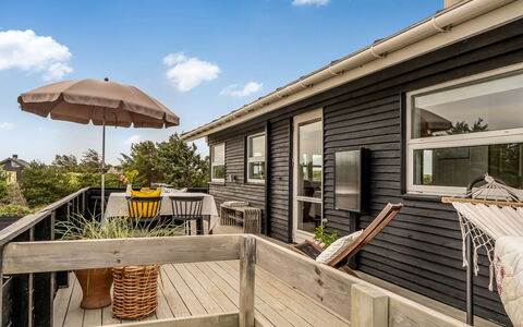 Athina - 200M from the Sea: Hout, Huis, Architectuur, Veranda, Hardwood, Houten Vloer, Plank, Dek, Deur, Beits
