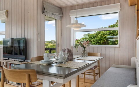 Athina - 200M from the Sea: Meubilair, Interieur Ontwerp, Flooring, Verdieping, Hout, Plafond, Keuken En Eettafel, Tafel, Kamer, Eetkamer