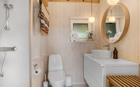 Athina - 200M from the Sea: Interieur Ontwerp, Flooring, Muur, Loodgieterswerkinrichting, Verdieping, Wastafel In De Badkamer, Hout, Badkamer, Wastafel, Badkamerkast