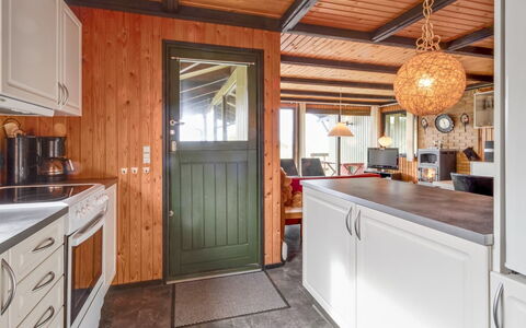 Maini - 600M from the Sea: Hout, Plafond, Interieur Ontwerp, Flooring, Verdieping, Meubilair, Beits, Keuken, Countertop, Deur