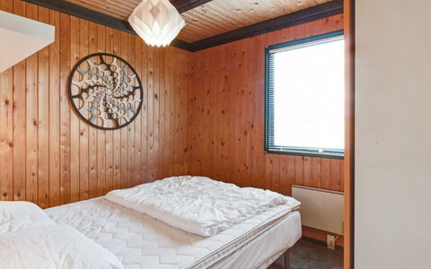 Maini - 600M from the Sea: Slaapkamer, Hout, Bed, Laken, Plafond, Verdieping, Interieur Ontwerp, Bedding, Flooring, Bed Frame