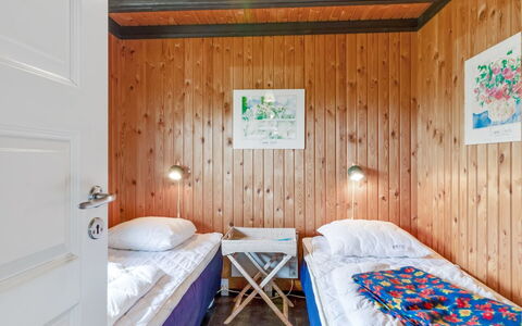 Maini - 600M from the Sea: Hout, Slaapkamer, Bed, Interieur Ontwerp, Verdieping, Flooring, Plafond, Laken, Bedding, Kamer