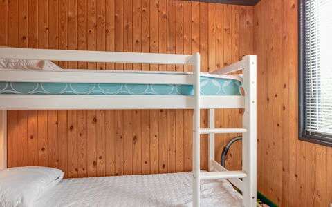 Maini - 600M from the Sea: Stapelbed, Slaapkamer, Bed, Hout, Interieur Ontwerp, Verdieping, Flooring, Bedding, Laken, Plafond