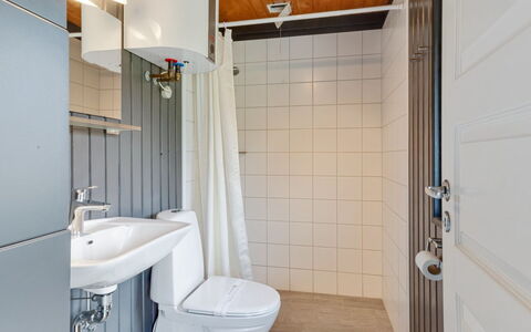 Maini - 600M from the Sea: Loodgieterswerkinrichting, Badkamer, Muur, Flooring, Wastafel In De Badkamer, Wastafel, Verdieping, Interieur Ontwerp, Hout, Wc Bril