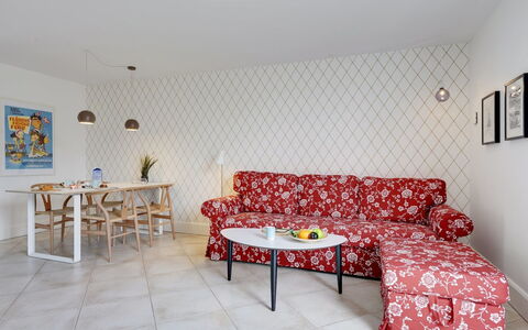 Aamunde - 100M from the Sea: Meubilair, Interieur Ontwerp, Stoel, Flooring, Tafel, Toevlucht, Verdieping, Plafond, Kamer, Eco Hotel