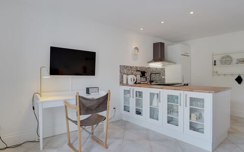 Aamunde - 100M from the Sea: Meubilair, Interieur Ontwerp, Stoel, Flooring, Tafel, Toevlucht, Verdieping, Plafond, Kamer, Eco Hotel
