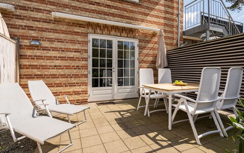 Aamunde - 100M from the Sea: Meubilair, Interieur Ontwerp, Stoel, Flooring, Tafel, Toevlucht, Verdieping, Plafond, Kamer, Eco Hotel