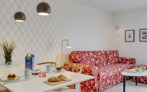 Aamunde - 100M from the Sea: Meubilair, Interieur Ontwerp, Stoel, Flooring, Tafel, Toevlucht, Verdieping, Plafond, Kamer, Eco Hotel