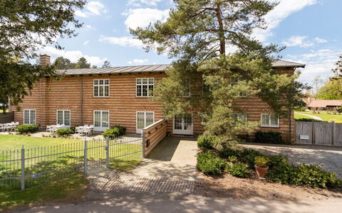 Lenke - 100M from the Sea: Hout, Dak, Huis, Huis, Architectuur, Siding, Land Lot, Verblijf, Schuur, Garden Gebouwen