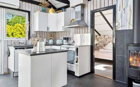Kolja - 525M from the Sea: Keuken, Toestel Van De Keuken, Interieur Ontwerp, Major Appliance, Countertop, Huishoudapparatuur, Plafond, Cabinetry, Fornuis, Lichte Inrichting