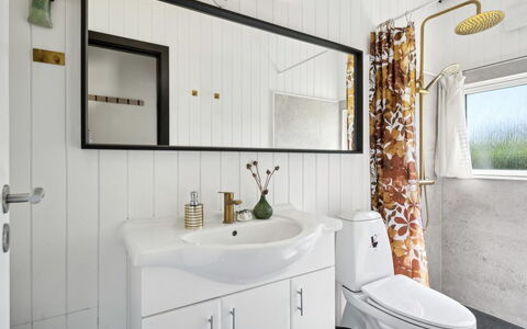 Kolja - 525M from the Sea: Loodgieterswerkinrichting, Interieur Ontwerp, Wastafel In De Badkamer, Wastafel, Badkamer, Kraan, Flooring, Loodgieter, Verdieping, Spiegel