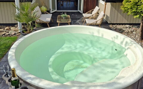 Kolja - 525M from the Sea: Bad, Samengesteld Materiaal, Jacuzzi, Loodgieterswerkinrichting, Backyard, Werf, Buitenmeubels, Zwembad, Waterpartij