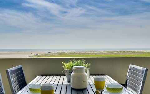 Rieterik - 50M from the Sea: Meubilair, Tafel, Stoel, Zee, Keuken En Eettafel, Oceaan, Koffietafel, Buitenmeubels, Schaduw, Buitentafel