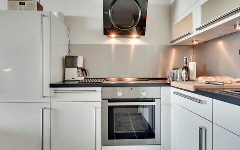 Rieterik - 50M from the Sea: Toestel Van De Keuken, Keuken, Countertop, Major Appliance, Cabinetry, Huishoudapparatuur, Fornuis, Interieur Ontwerp, Fornuis, Hout