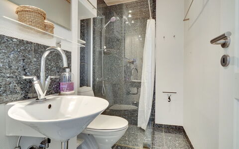 Rieterik - 50M from the Sea: Interieur Ontwerp, Loodgieterswerkinrichting, Badkamer, Flooring, Wastafel In De Badkamer, Verdieping, Wastafel, Plafond, Loodgieter, Kraan